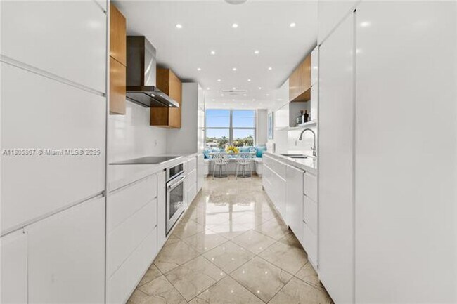 Building Photo - 5640 Collins Ave