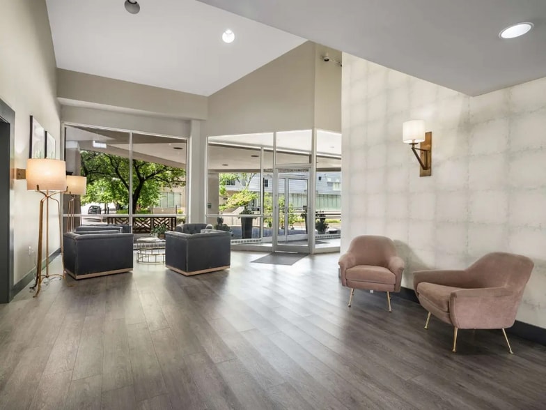 Building Photo - 900 19th Ave S