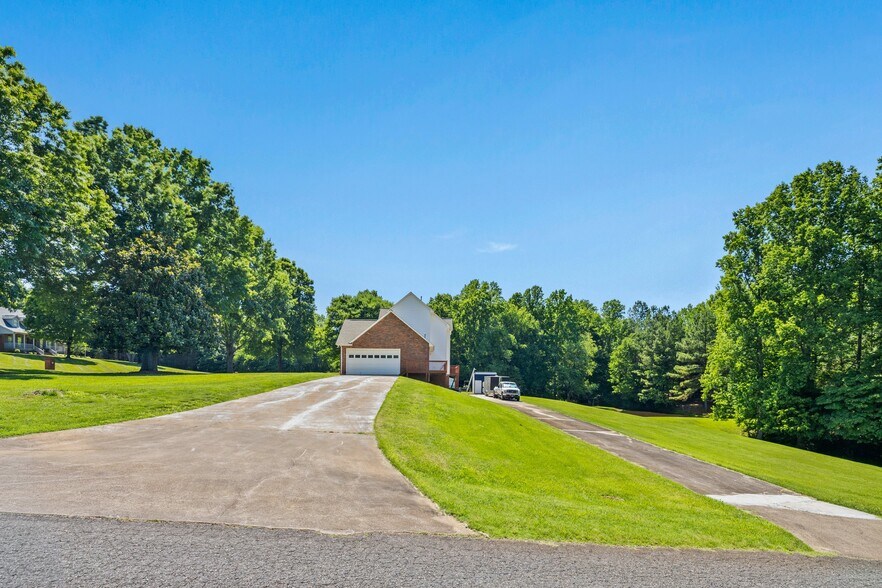 Building Photo - 3010 Eaker Dr