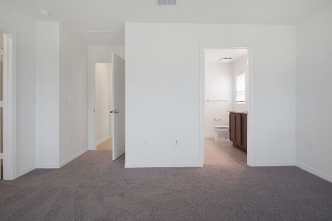 Building Photo - Modern Comfort Meets Convenience