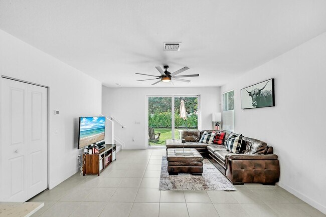 Building Photo - 235 SE Woodbark St