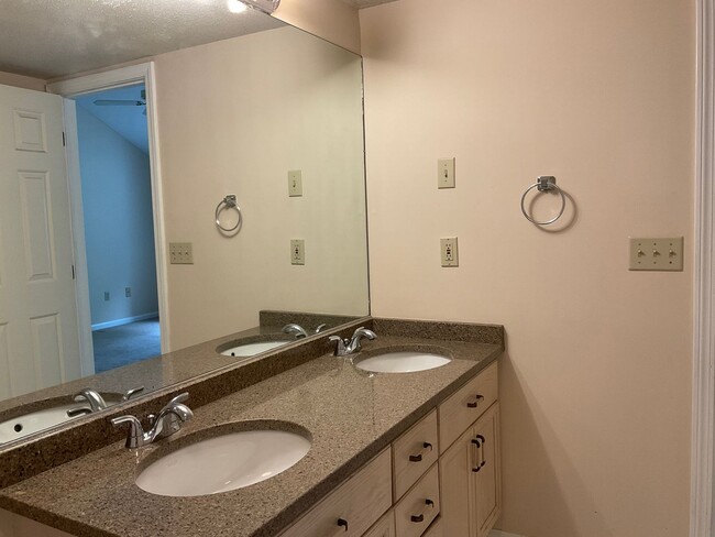 Building Photo - Luxury Townhouse at Camden Pines