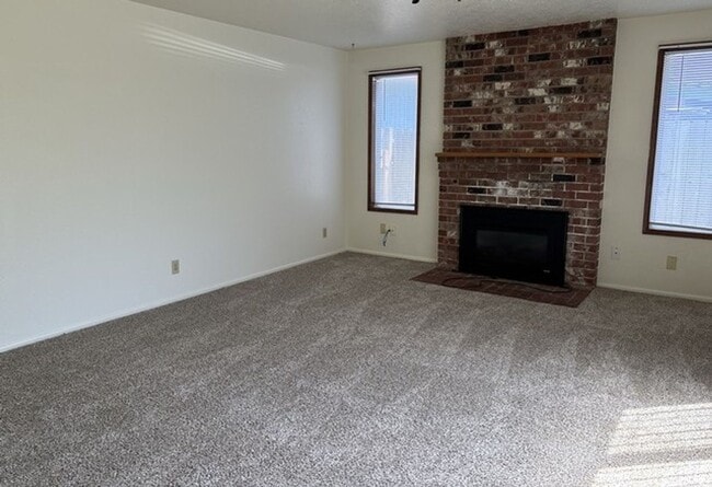 Building Photo - 3Bd/2Ba Single Story House - Available to View!