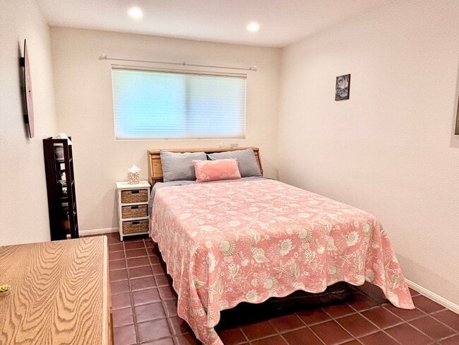 Building Photo - Surfside III / Port Hueneme / 1 bedroom on...