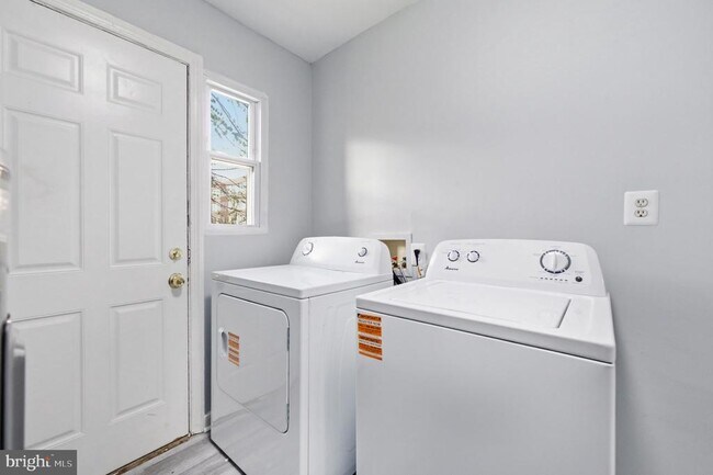 Building Photo - 4029 Grant St NE