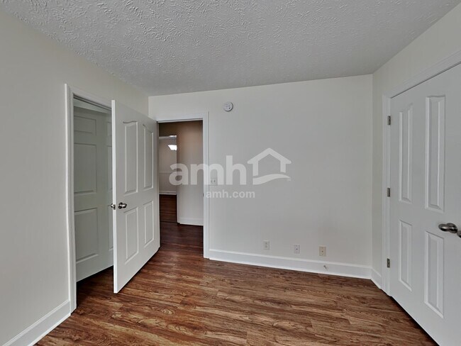 Building Photo - 1725 Kinsale Ave