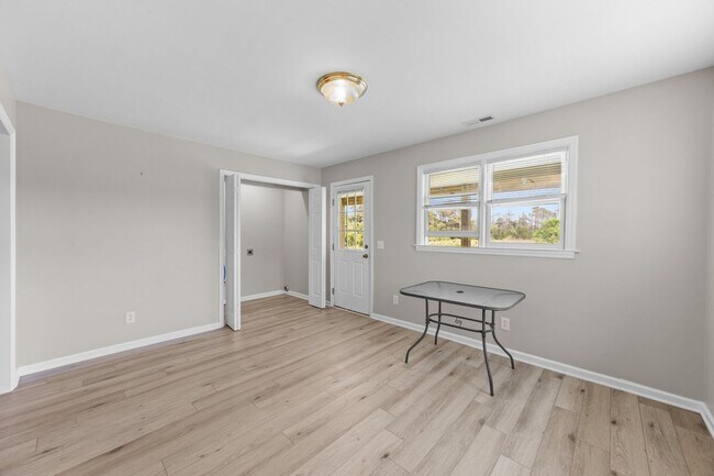 Building Photo - 3 Bed 2 Bath Marshallberg Home Available now