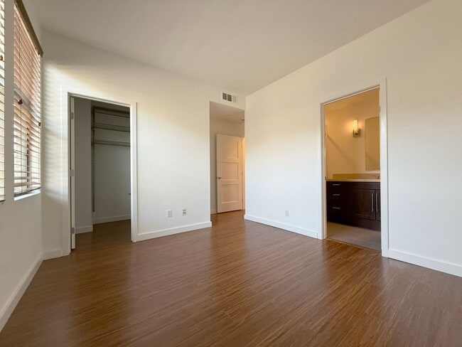 Building Photo - Modern Live/Work Loft In Sought After Depo...