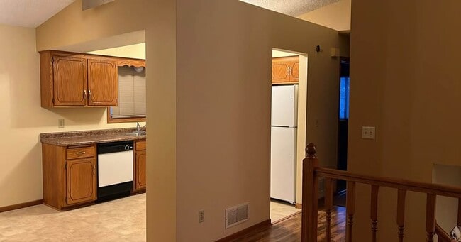 Building Photo - 768 Manor St