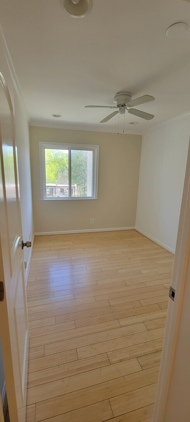 Upper bedroom 1 - 1632 Valencia Way