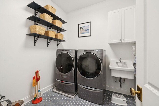 Building Photo - Luxury Executive Rental in Highlands of La...