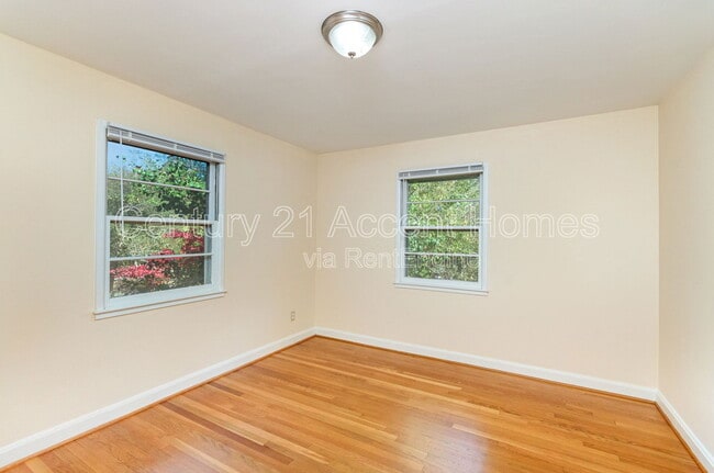 Building Photo - 5852 Lowell Ave