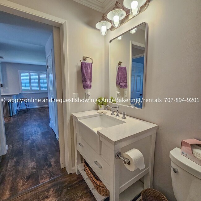 Building Photo - Exquisitely Updated Condo - Must See