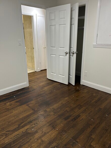 Building Photo - 965 Suffolk Ave