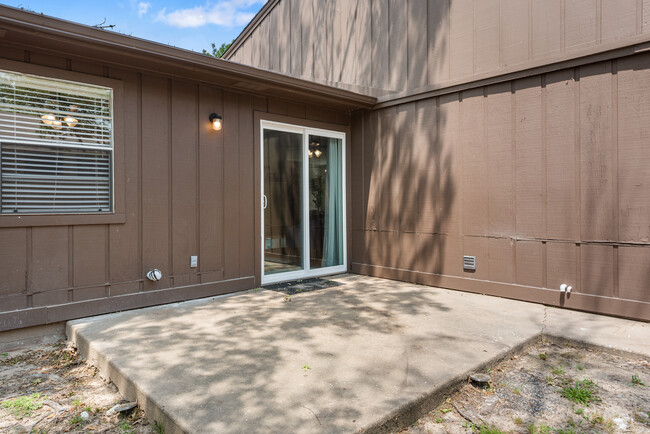 Building Photo - 4136 Willow Oak St