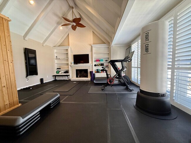 Building Photo - Stunning, Furnished 4 Bed 3.5 Bath + Offic...