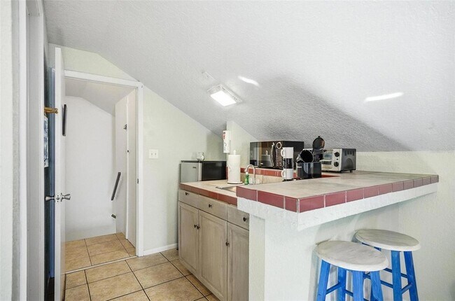 Building Photo - 305 N 6th St