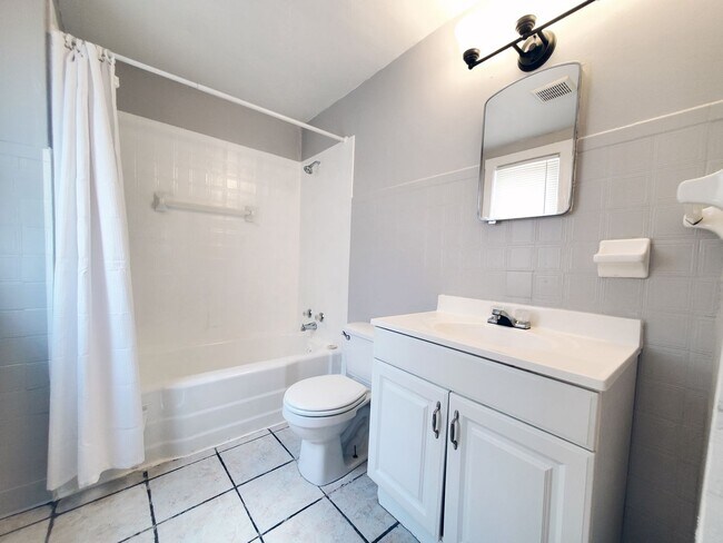 Building Photo - 3 Bed - 2 Full Bath Cape Cod for Rent