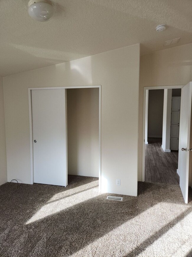 Building Photo - Pet Friendly 3bed : 2bath Home w/ 1 Car De...