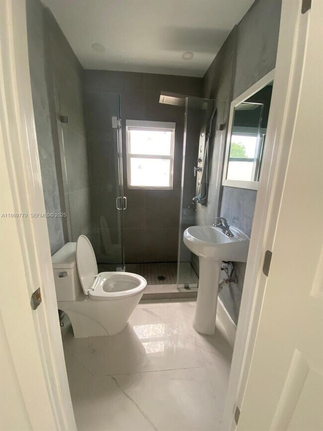 Building Photo - 1015 S 17th Ave