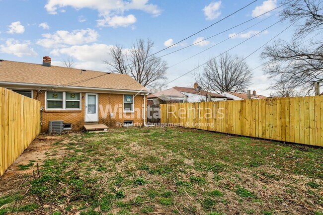 Building Photo - 2103-2103 S Old Manor Rd