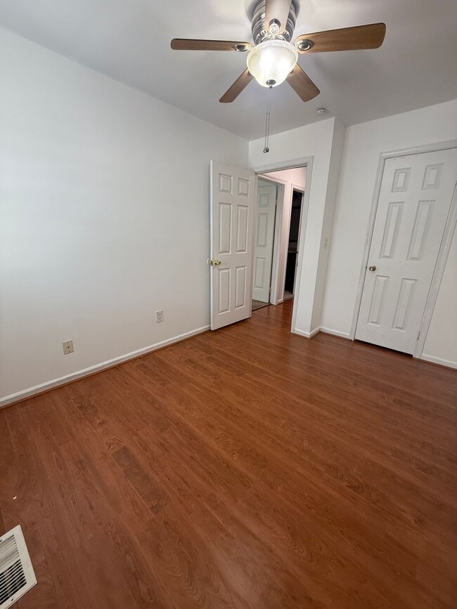 Building Photo - Beautiful 3-Bedroom, 2.5-Bathroom Townhous...