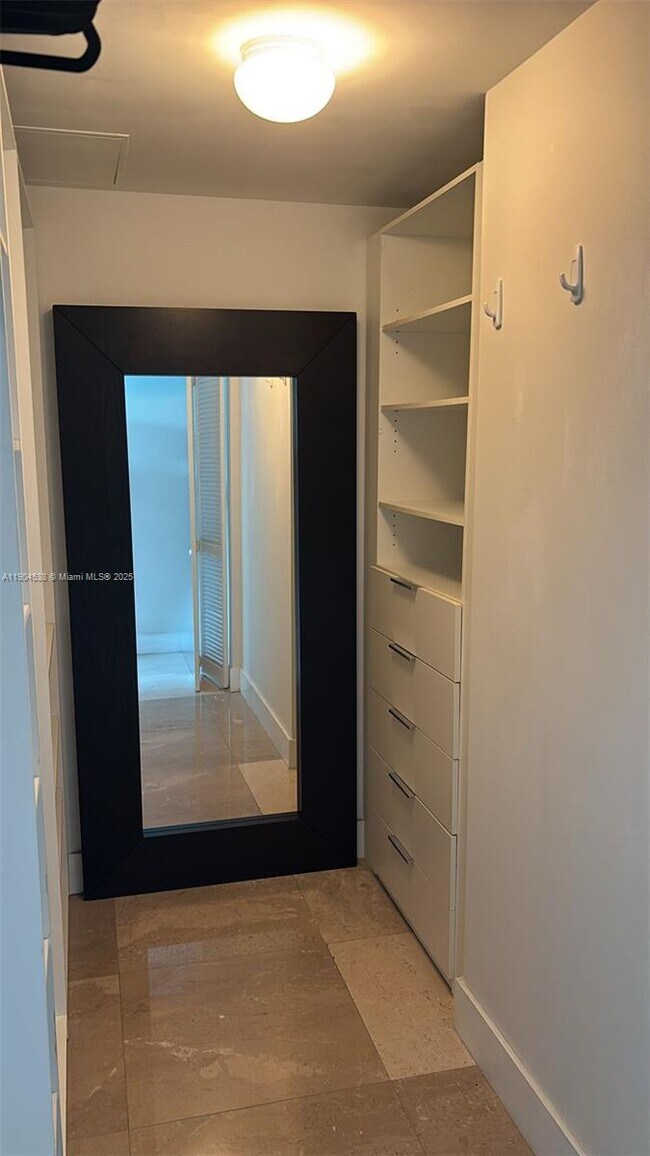 Building Photo - 950 Brickell Bay Dr