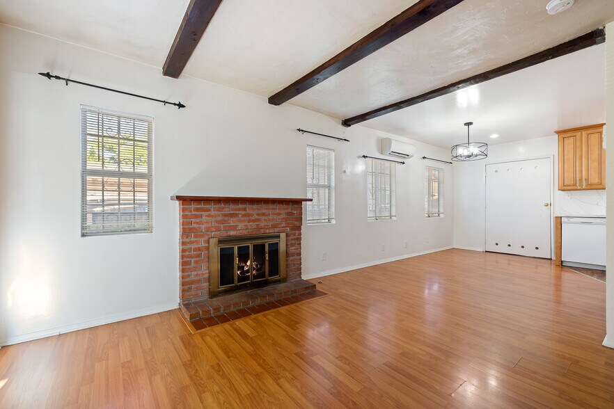 Building Photo - 11840 Archwood St