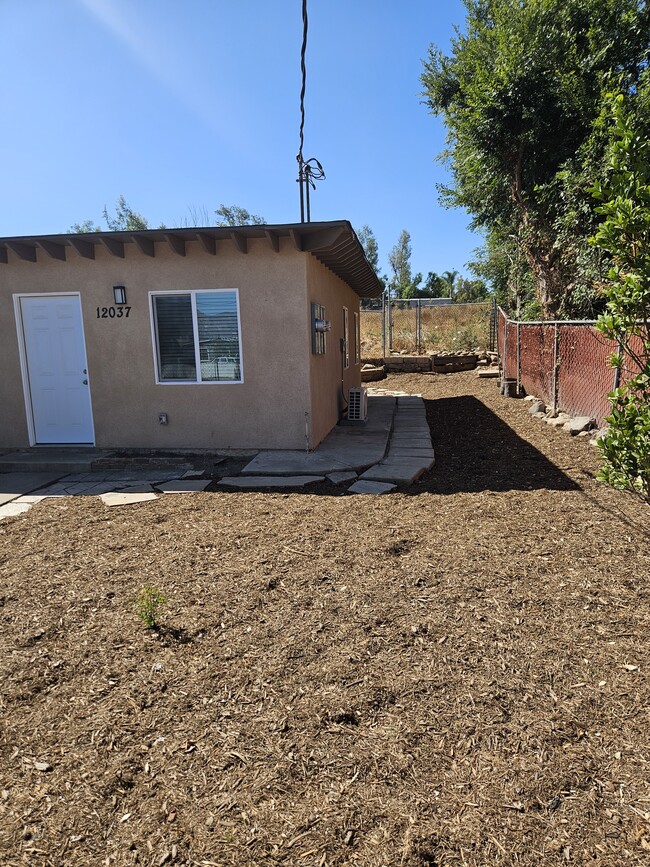 Roomy Front & Side Yard - 12037 Rockcrest Rd