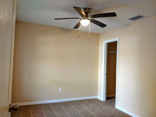 Guest bedroom - 9356 N Peachtree Way