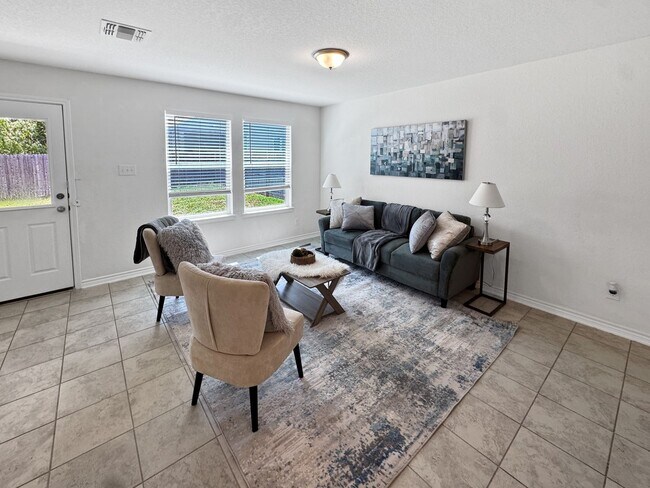 Building Photo - New Braunfels gem