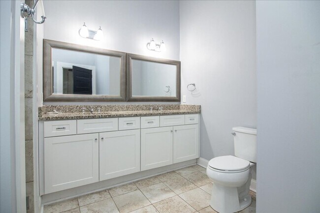 Building Photo - Beautiful 3/2.5 w/ Office Minutes From Airport and Woodward Academy!