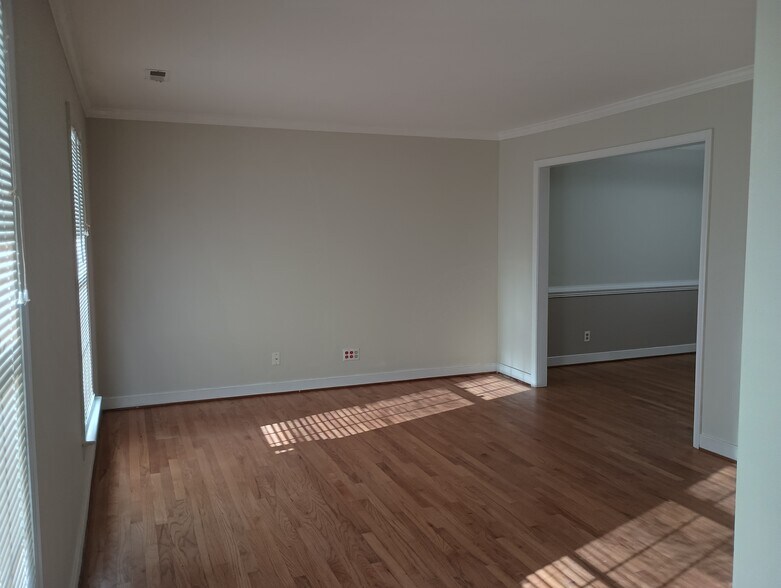 Front sitting room with great natural light - 5505 Standing Oak Pl