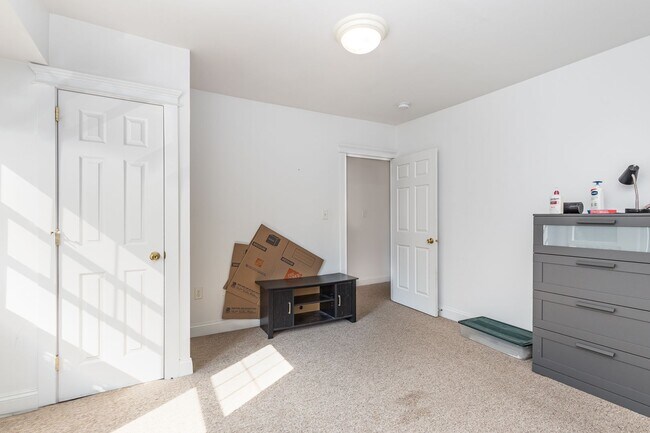 Building Photo - 342 N Cedar St
