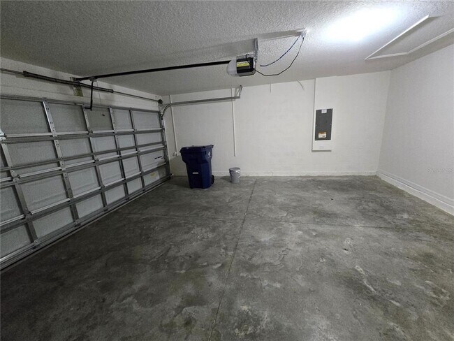 Building Photo - 35950 Sunflower Hl Dr