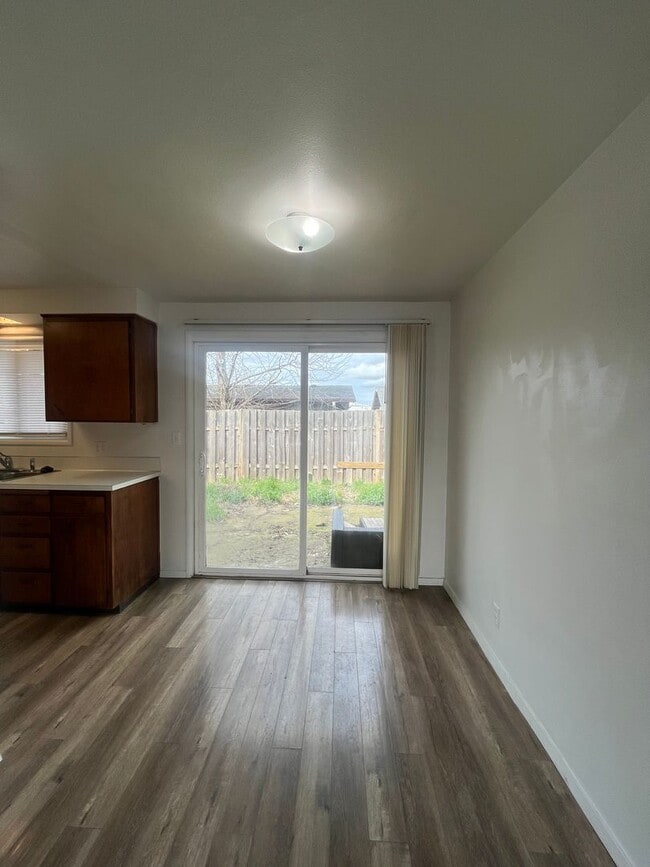 Building Photo - 2-Bedroom 1-Bathroom Duplex in Eugene