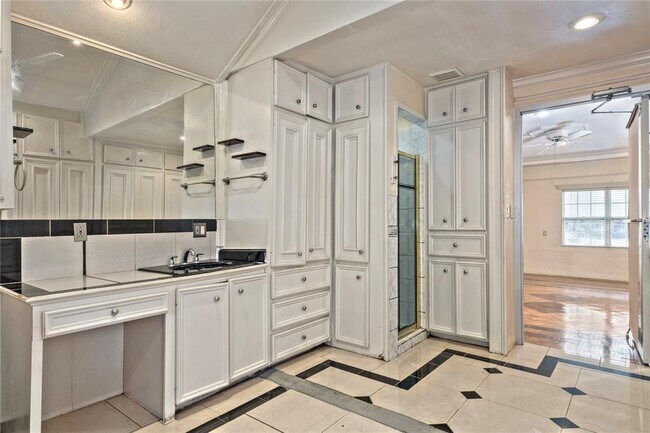 Building Photo - 4810 Saxon St