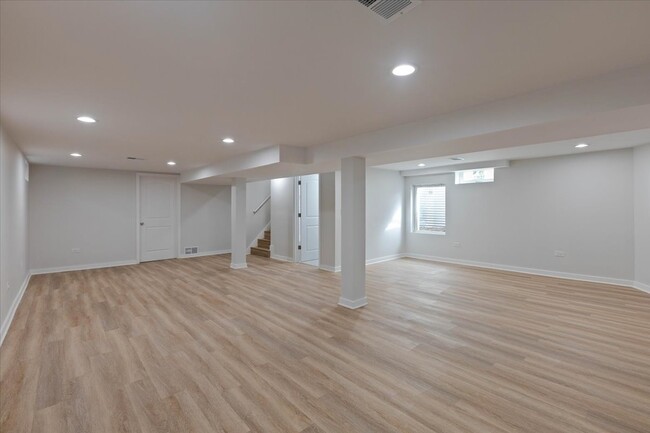 Building Photo - 4538 Dempster St