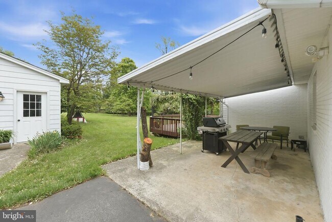 Building Photo - 9809 Sunset Dr