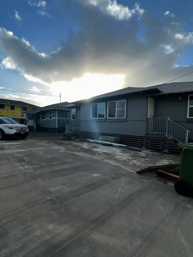 Building Photo - 1 bedroom duplex, fully renovated, 2 car parking