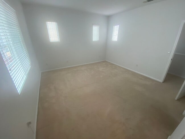 Building Photo - Beautiful & Spacious 3 Bedroom, 2.5 Bathroom Hayward Home – Prime Residential Location W Laundry,...