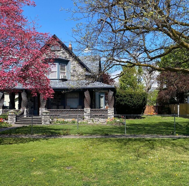 Building Photo - Victorian Charmer – 3 Bed, 1.75 Bath – Utilities Included!