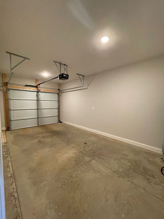 Building Photo - 2 Bed/2.5 Bath Townhome with Garage (Water/Sewer/Trash Included)
