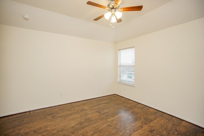 Building Photo - 1323 Colonial Manor Dr