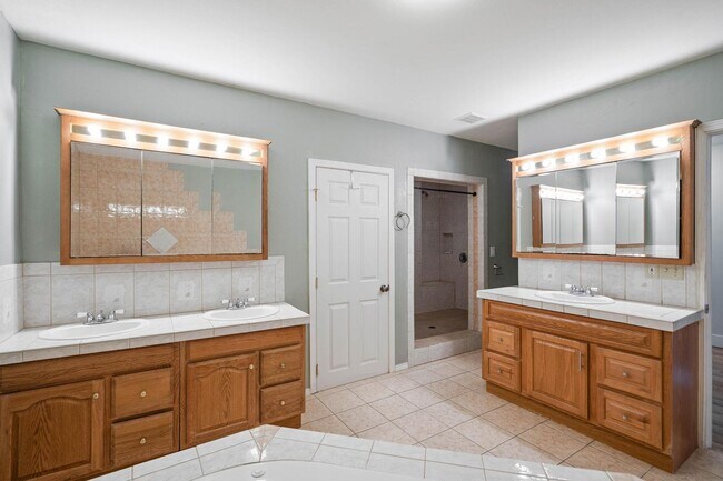 Building Photo - Unique, spacious 4-bdrm/3-bath Craftsman w/ lots of character. Bonus room, near Alberta District!