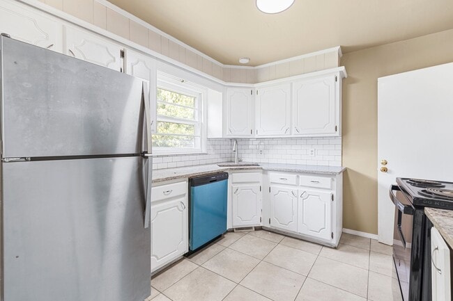 Building Photo - Charming 3-Bedroom Home Near the Rose Dist...