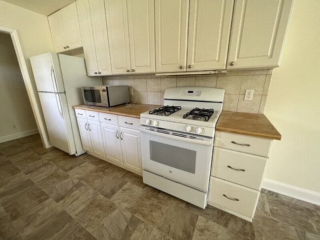 Building Photo - 25 El Camino Dr