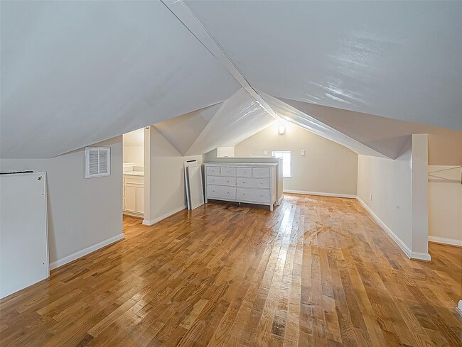 Building Photo - 707 Peden St