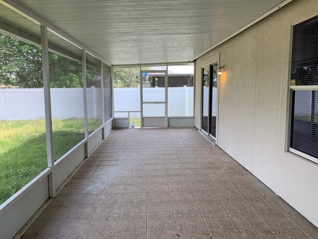 Building Photo - 3 Bedroom Remodeled Home in Surrey Ridge