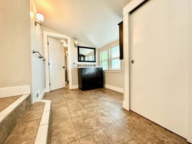 Building Photo - 839 Rio Chico Way